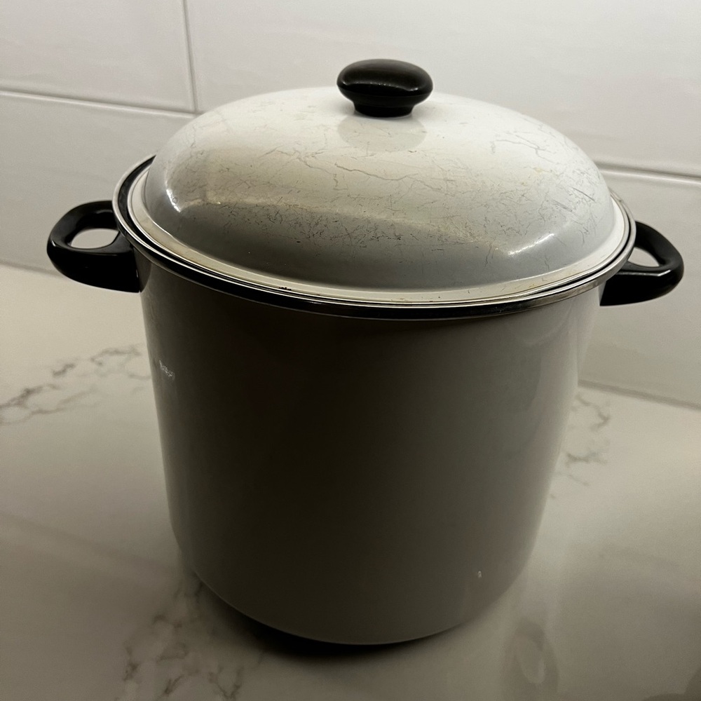 Two (2) White Pots | 20 Qt. Stock Pot & 8 Qt. Pot | Made in Spain - Picture 2 of 8